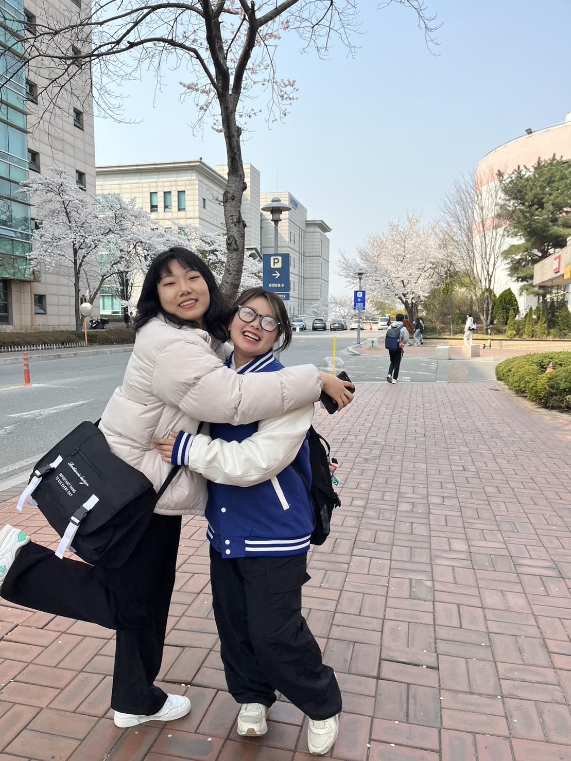 カチョン大学に留学中の本学学生と留学先の友達（右側）
