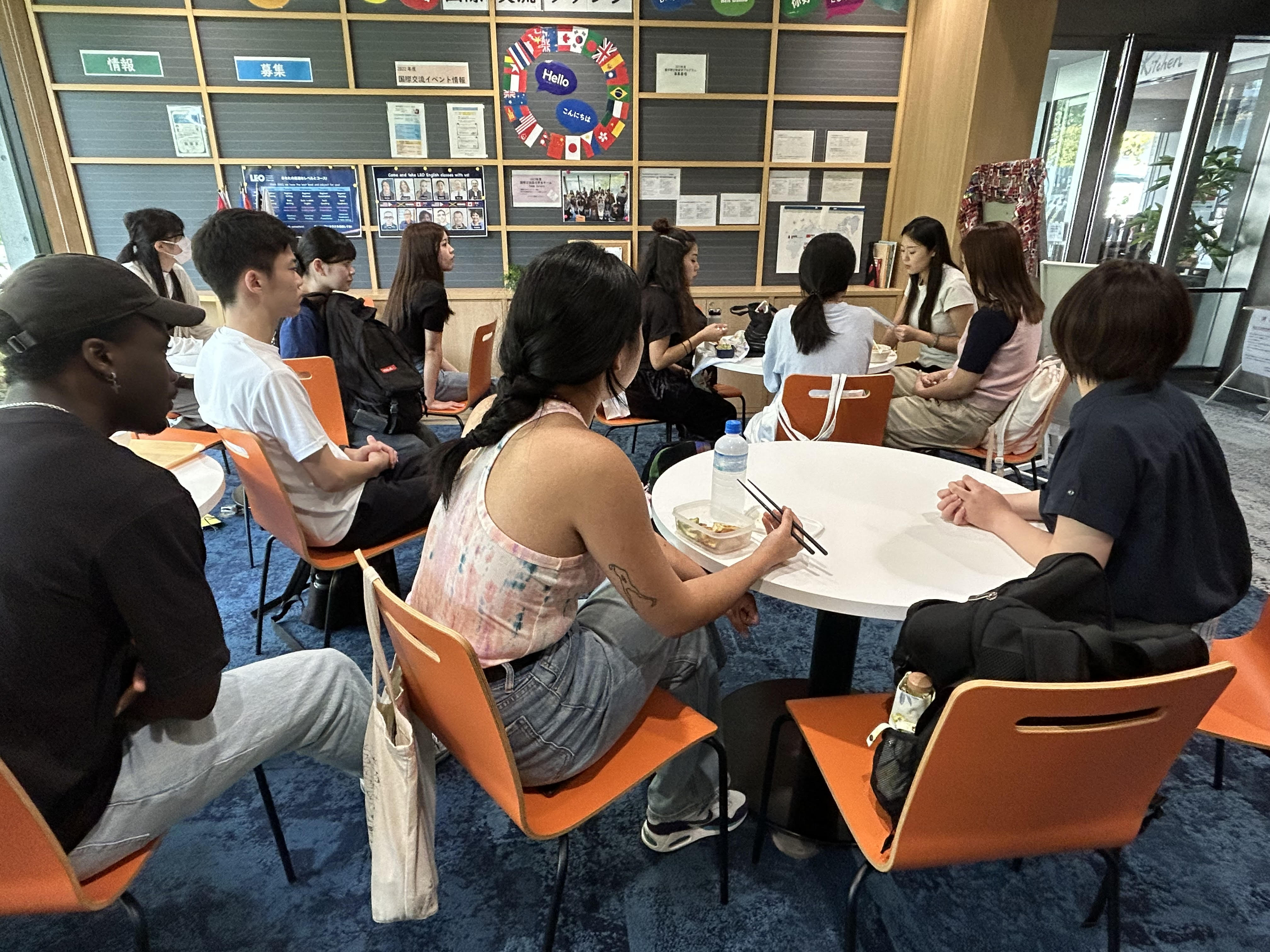韓国世宗大学の紹介をする交換留学生