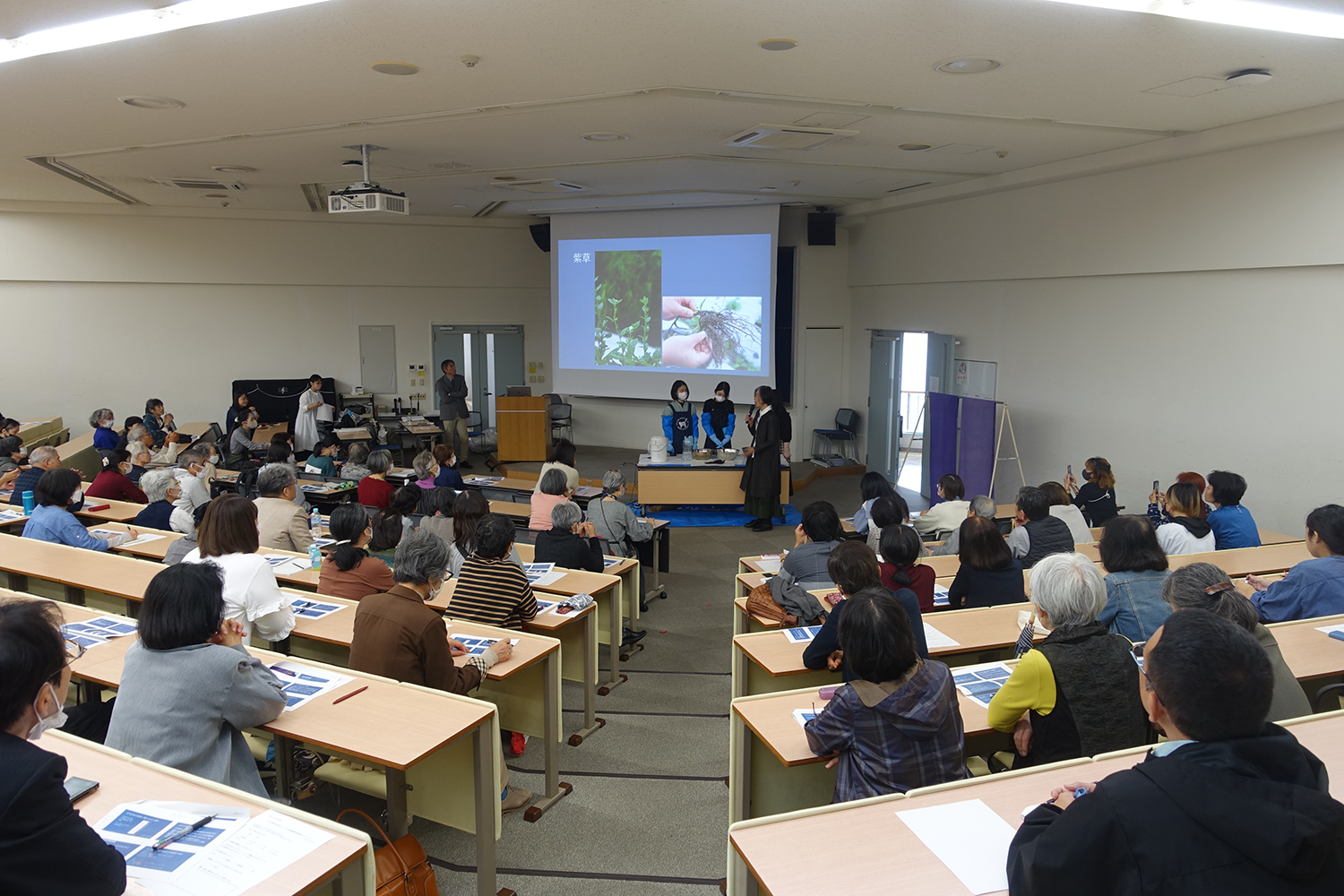今福章代建築&芸術学部教授と森下章司史学研究所長