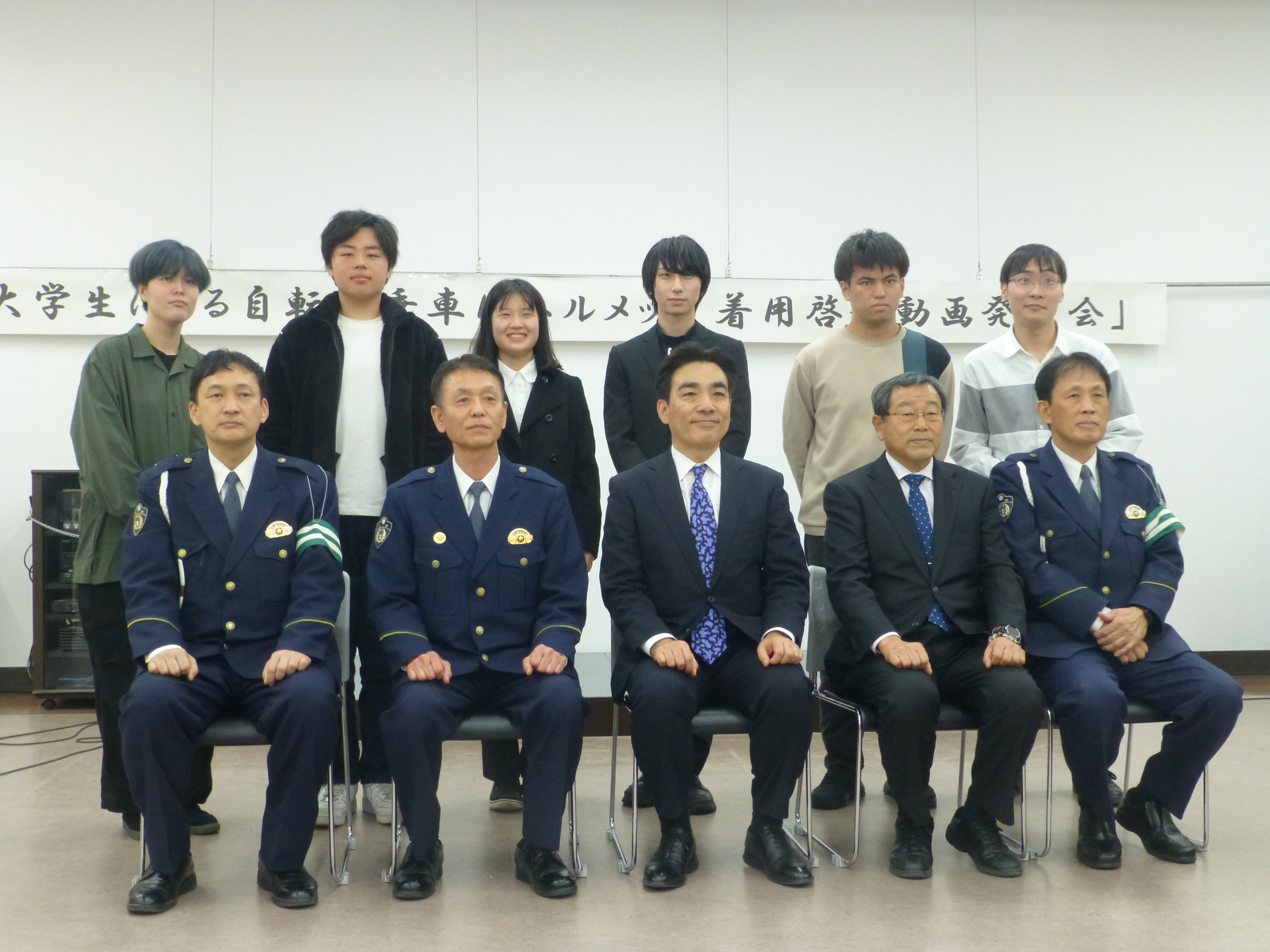Commemorative photo with students from Otemae Educational Corporation Cultural Association Broadcasting Club