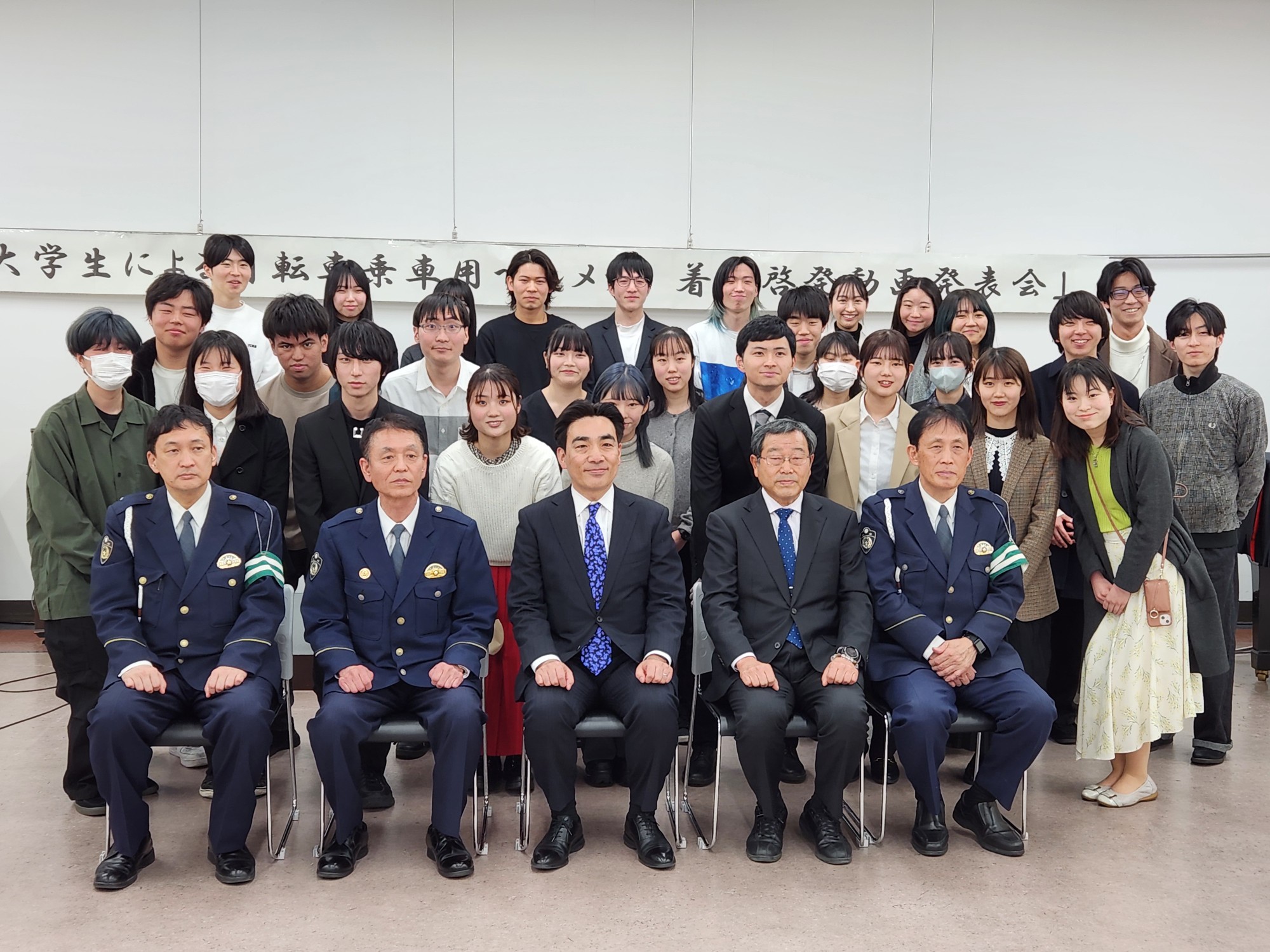 Commemorative photo with students from three universities in Nishinomiya City