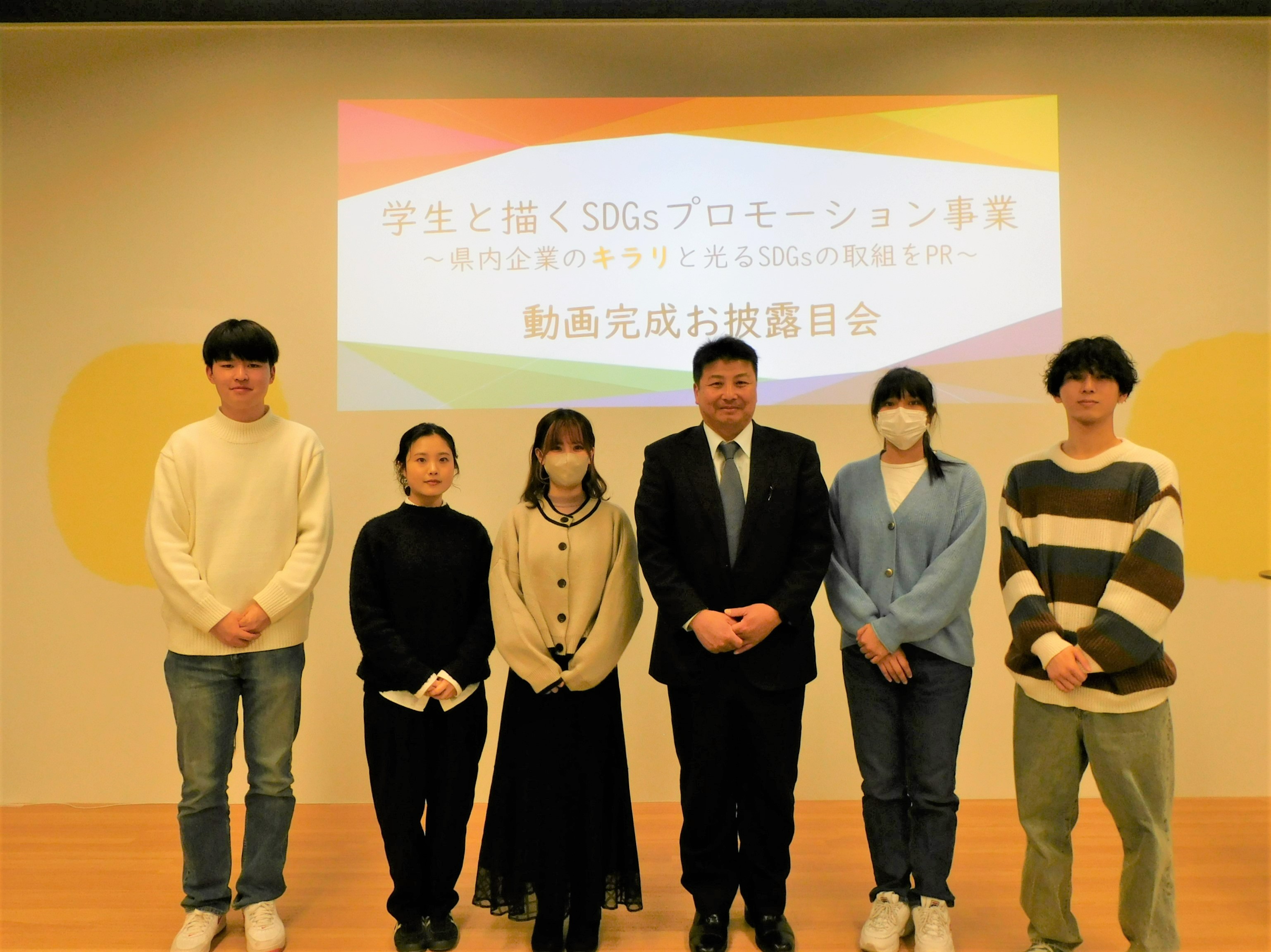 President Hamaguchi of Eiwa Tile Industry Co., Ltd. (center right) and students from Sakakura's seminar