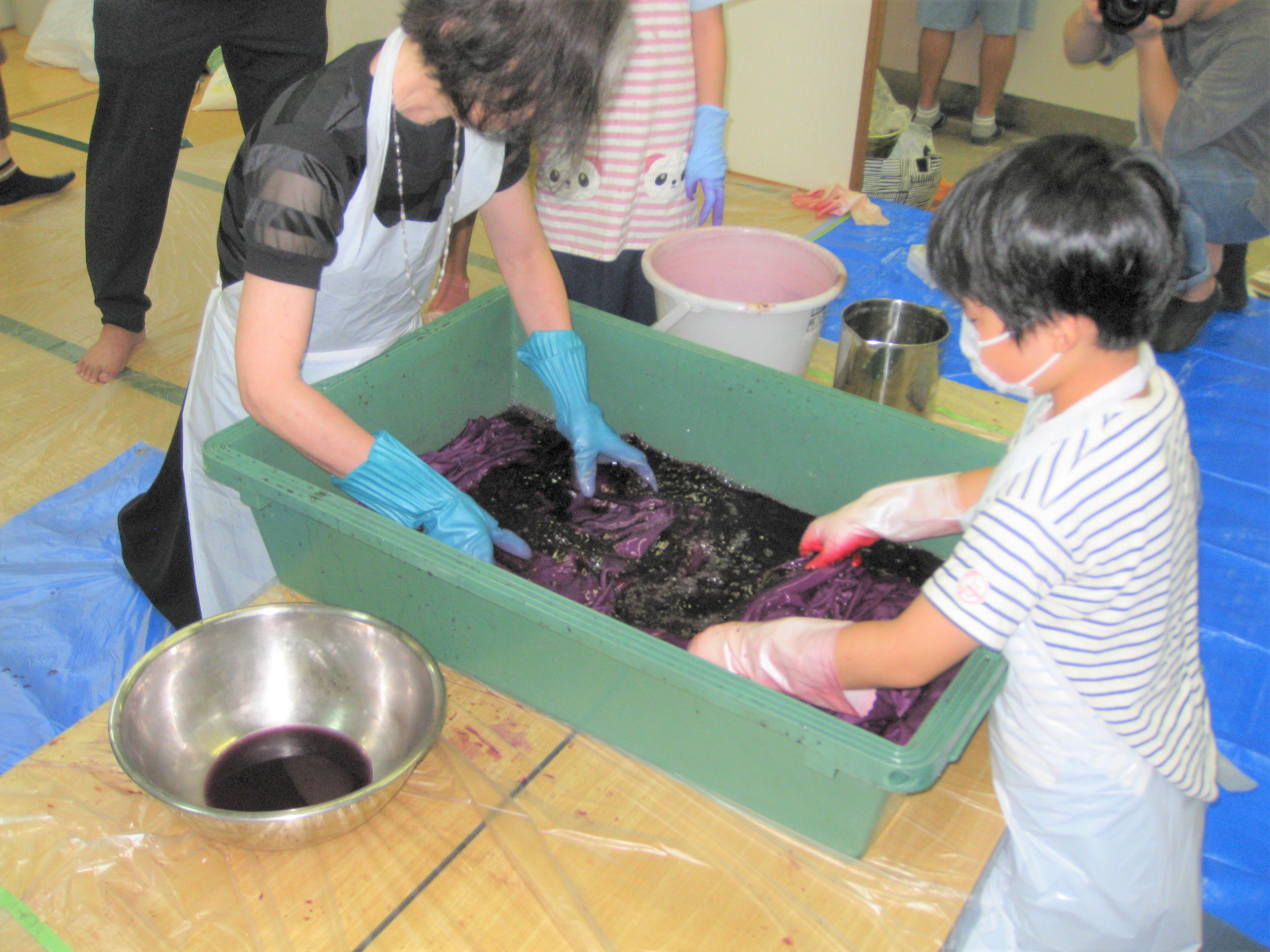 Dyeing with children