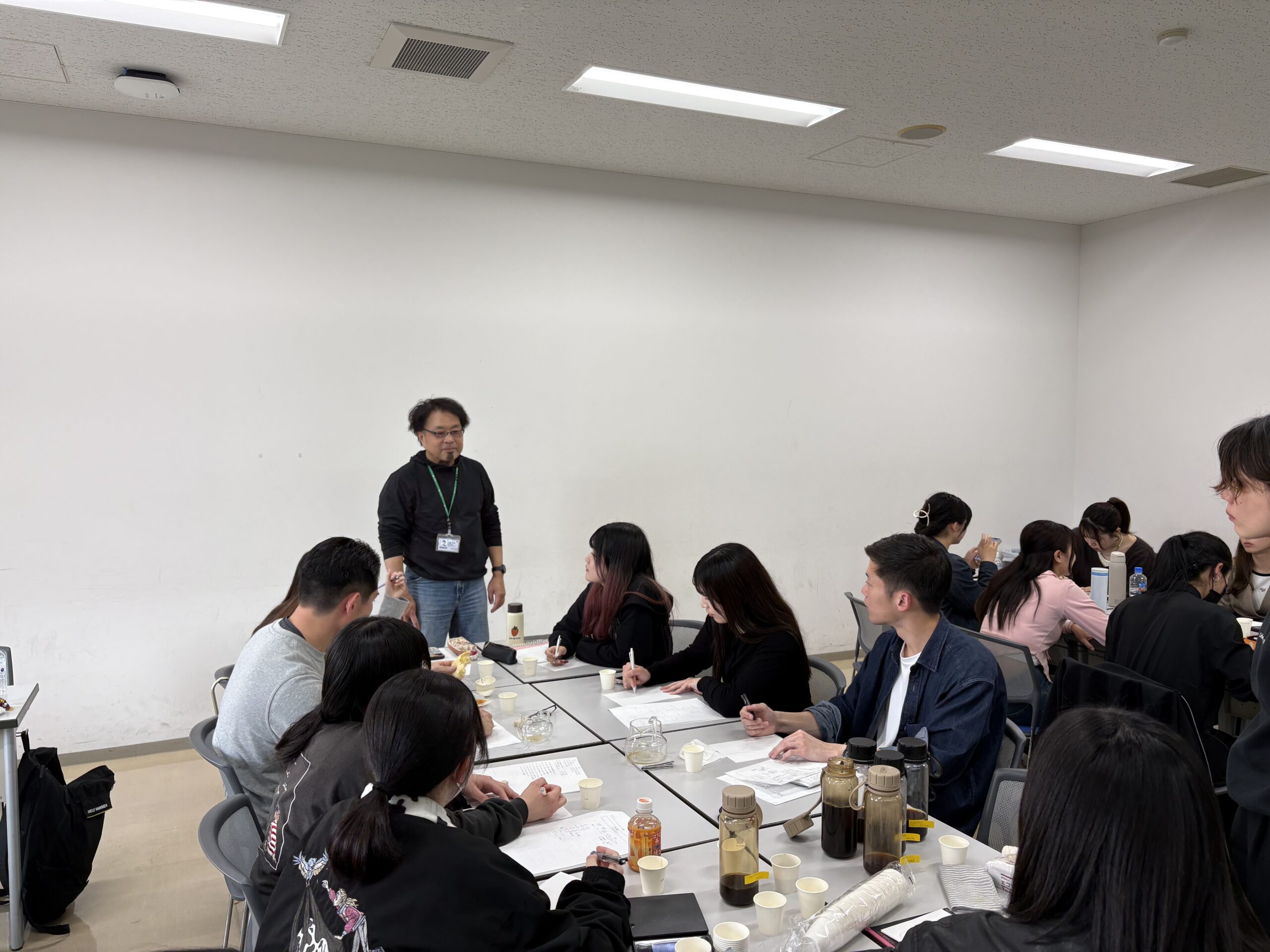 Professor Eto came to our seminar to help us come up with a package design (4/17)