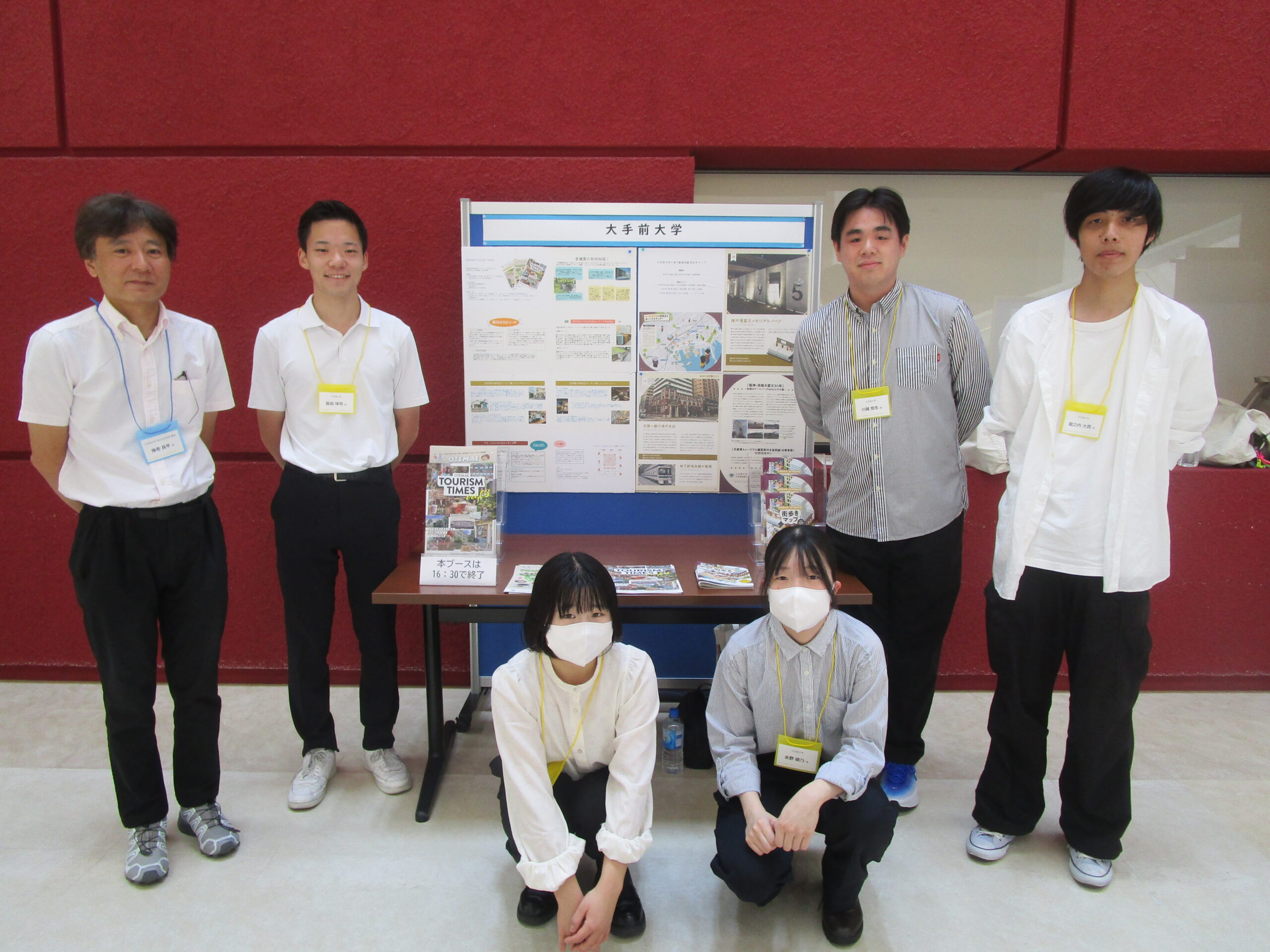 Professor Ryohei Ebi (far left) and seminar students