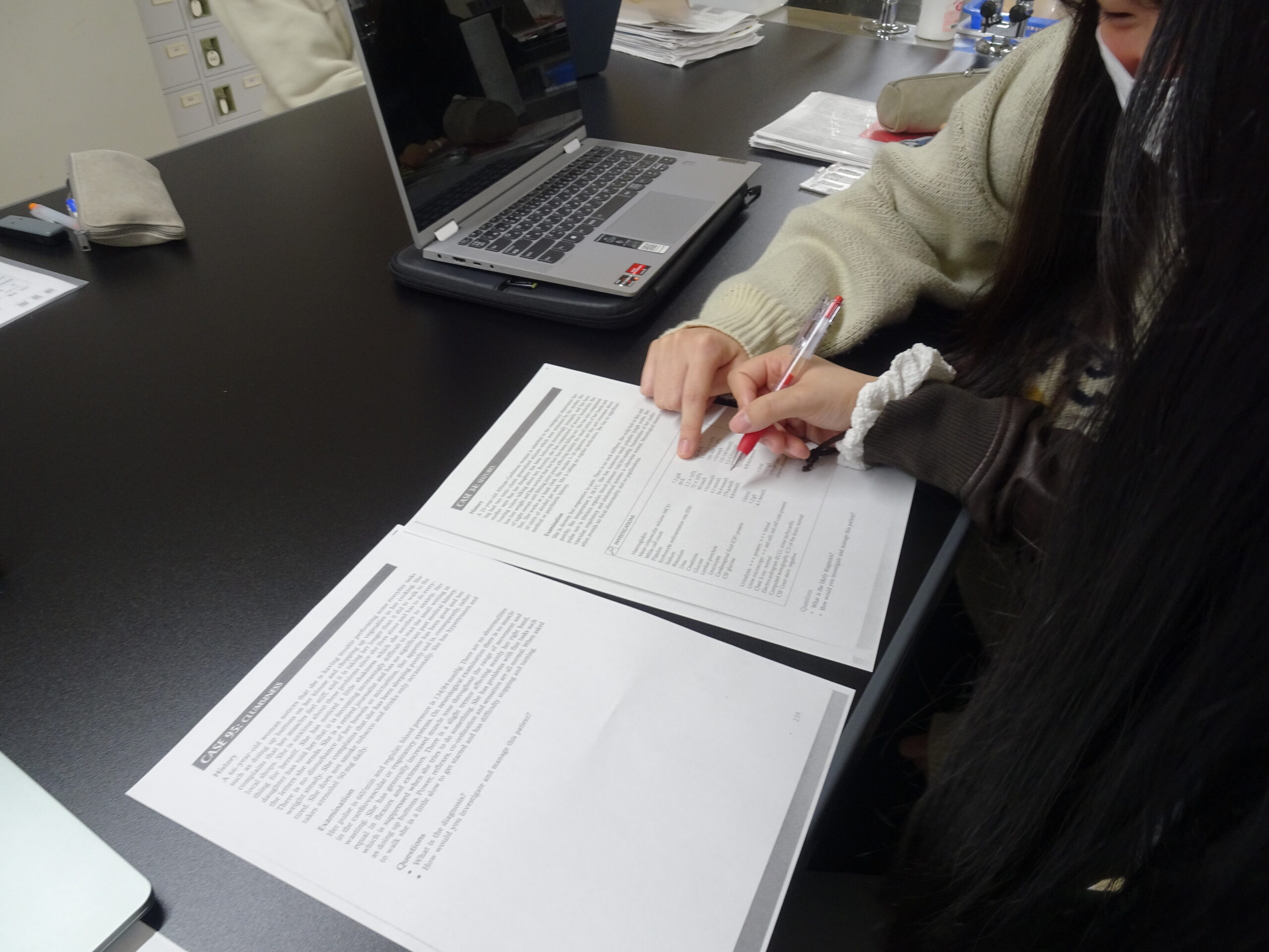 In the "Think and Learn from Case Studies" course, students first read case studies written in English, then work in groups to organize the content and give a presentation.