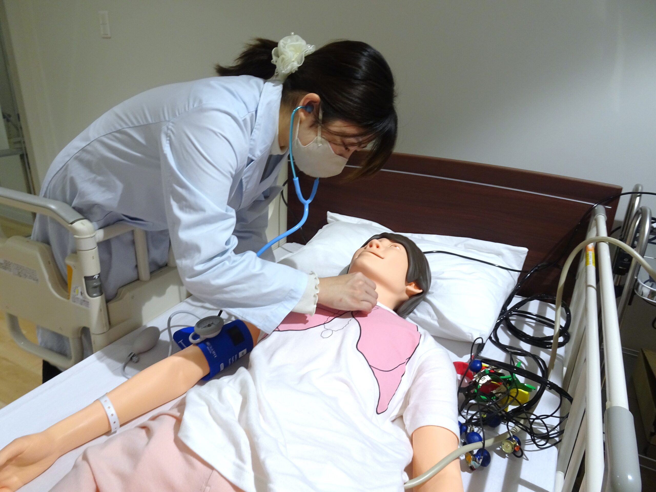 Using a simulator that allows you to check lung sounds, heart sounds, bowel sounds, electrocardiograms, pupillary reflexes, blood pressure, pulse rate, etc., you will develop the skills to lead to more effective nutritional management.