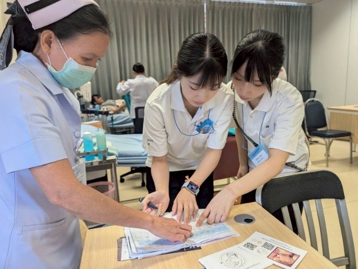 Participating in a prenatal checkup at Mahosot Hospital