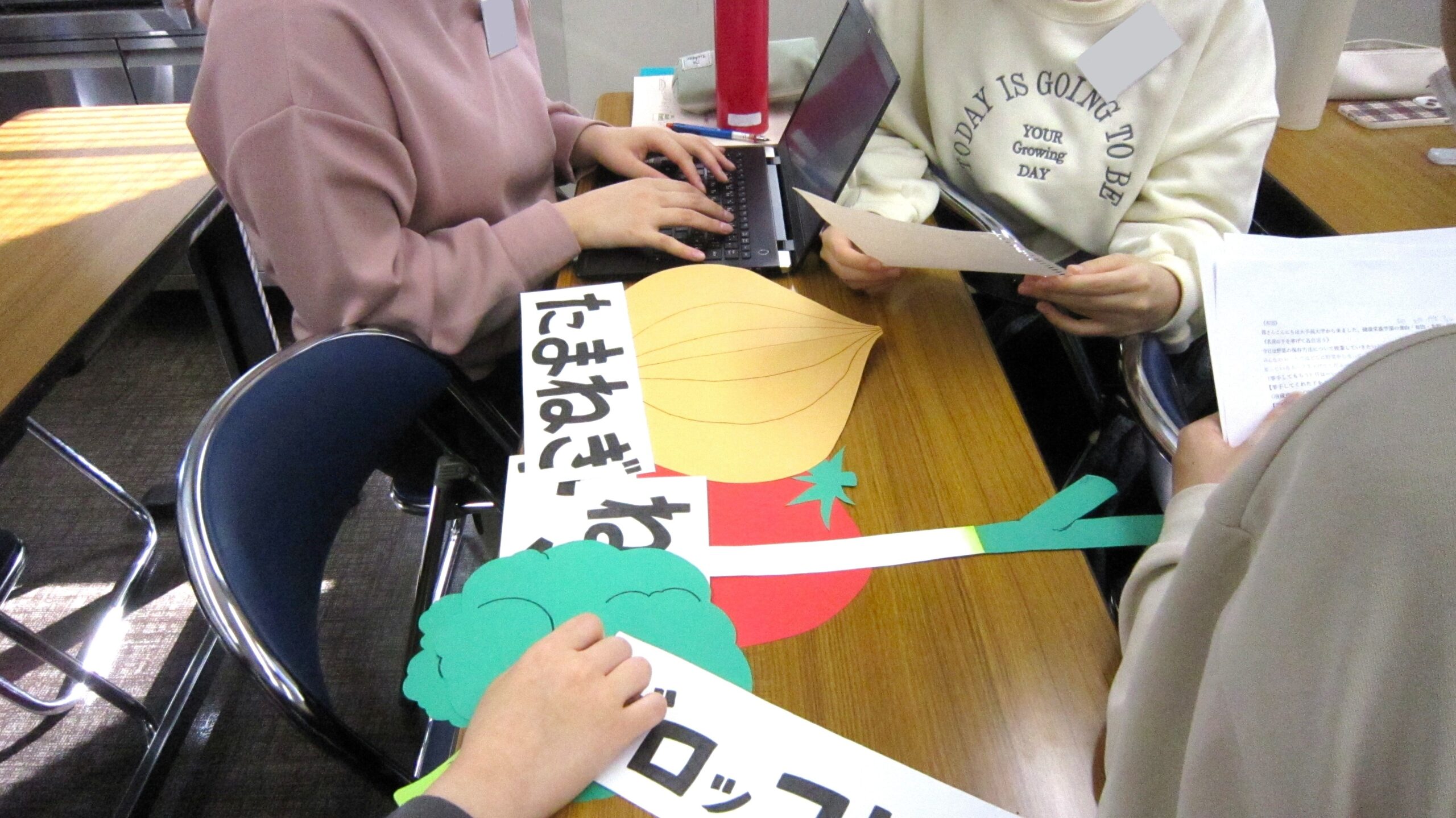 Students take part in the quiz by pretending to be elementary school students and enjoy listening to the presentations of other groups.