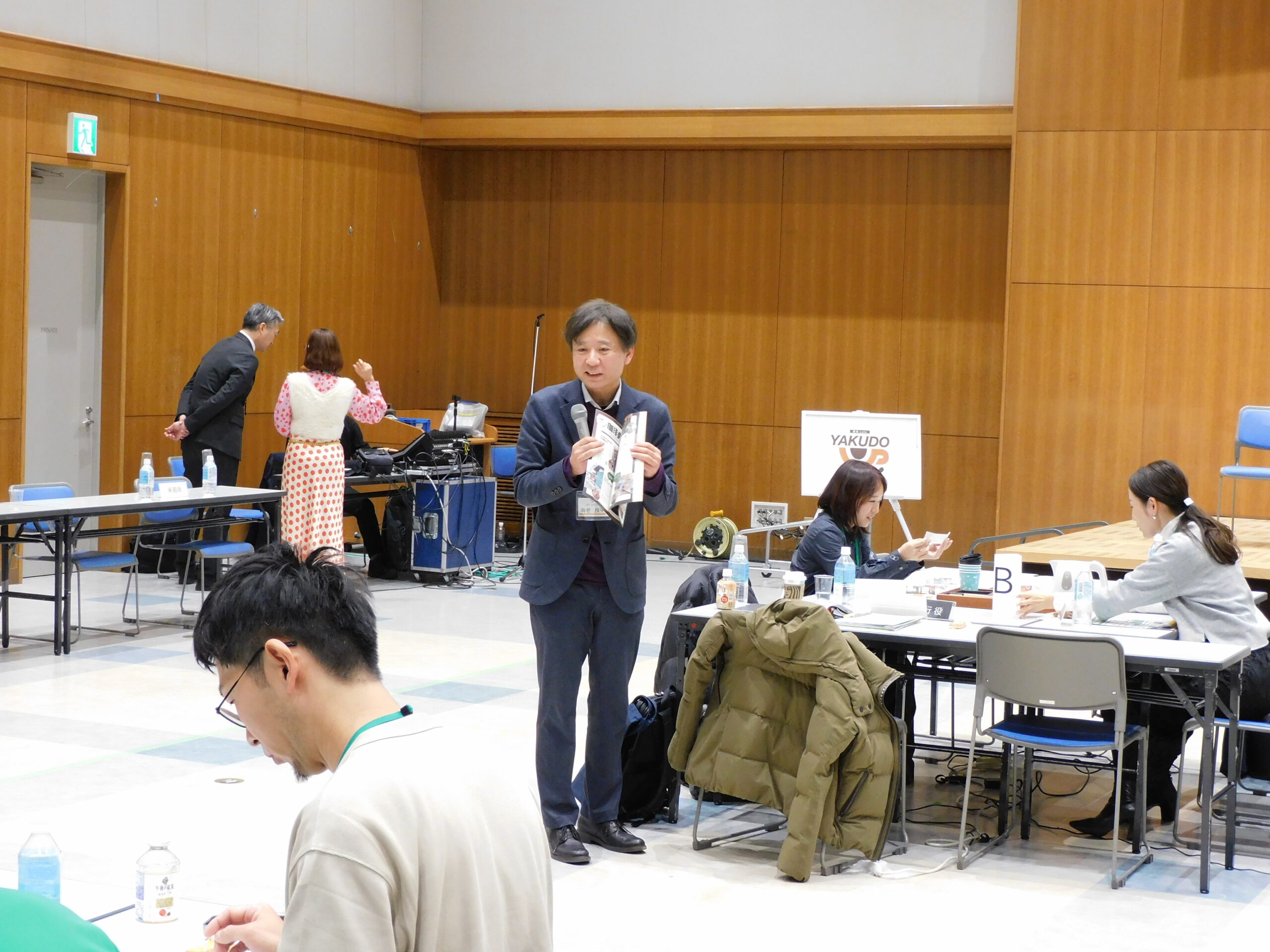 Professor Ebi explaining "OTEMAE BLEND COFFEE"