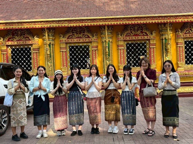 Wearing traditional clothing (sing), I went to the temple.