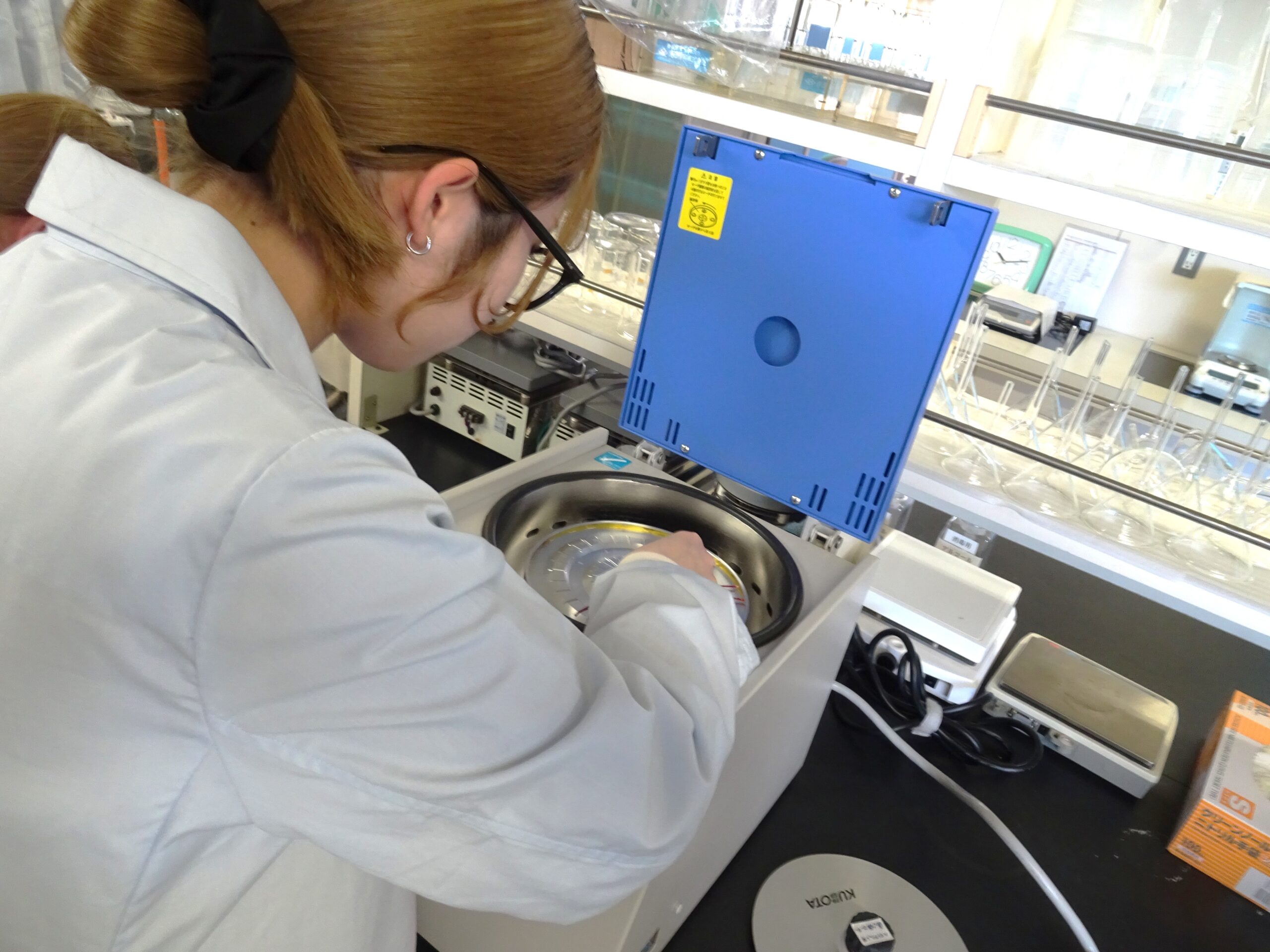 This is an experiment using a "micropipette," which is also used in medicine and research, to accurately measure a very small amount of liquid.