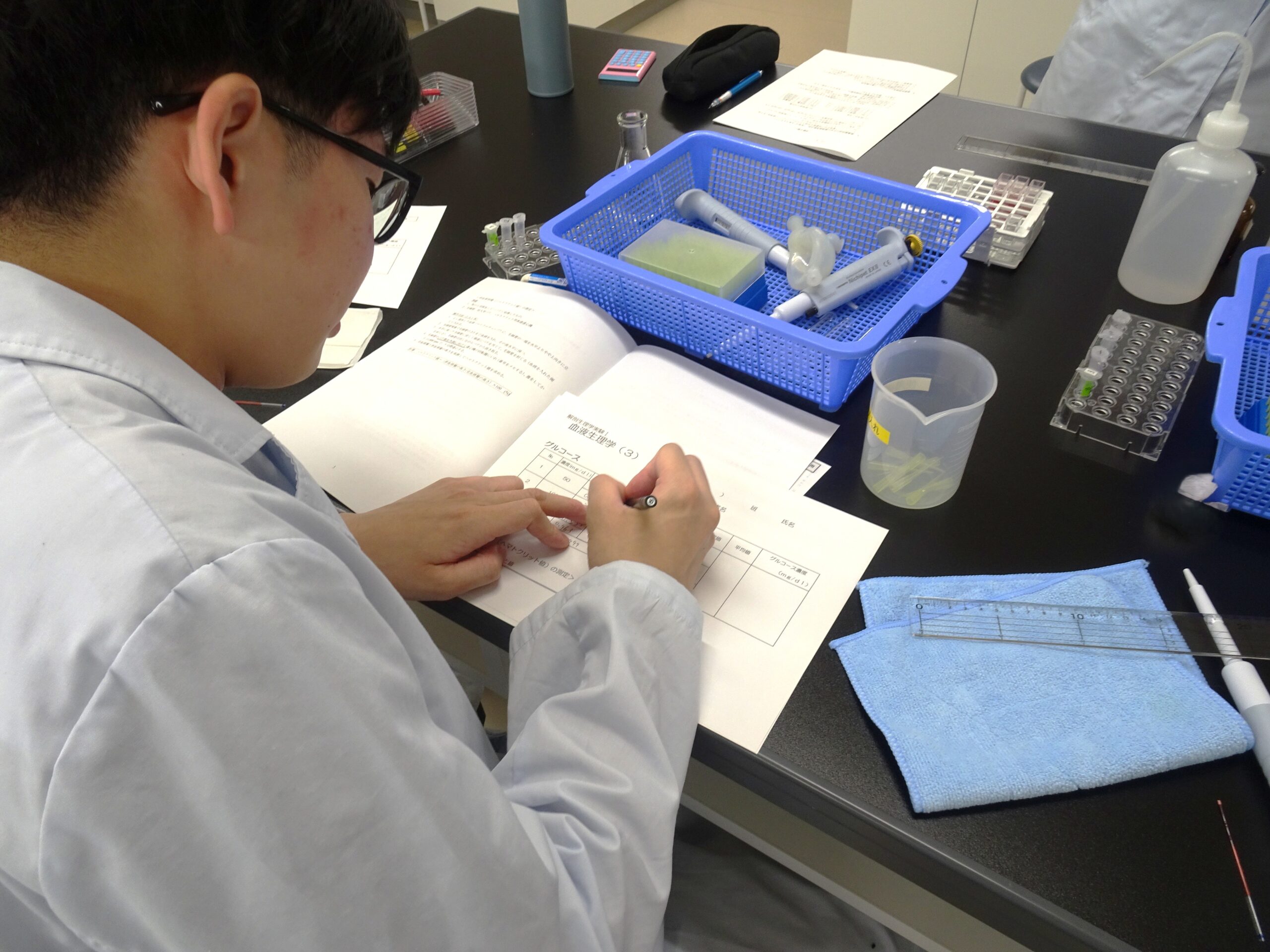 This is an experiment using a "micropipette," which is also used in medicine and research, to accurately measure a very small amount of liquid.