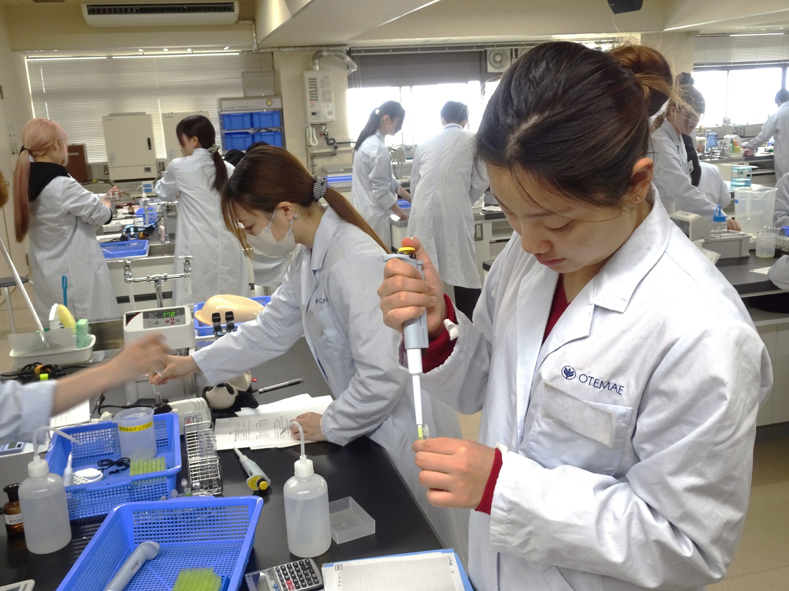 This is an experiment using a "micropipette," which is also used in medicine and research, to accurately measure a very small amount of liquid.
