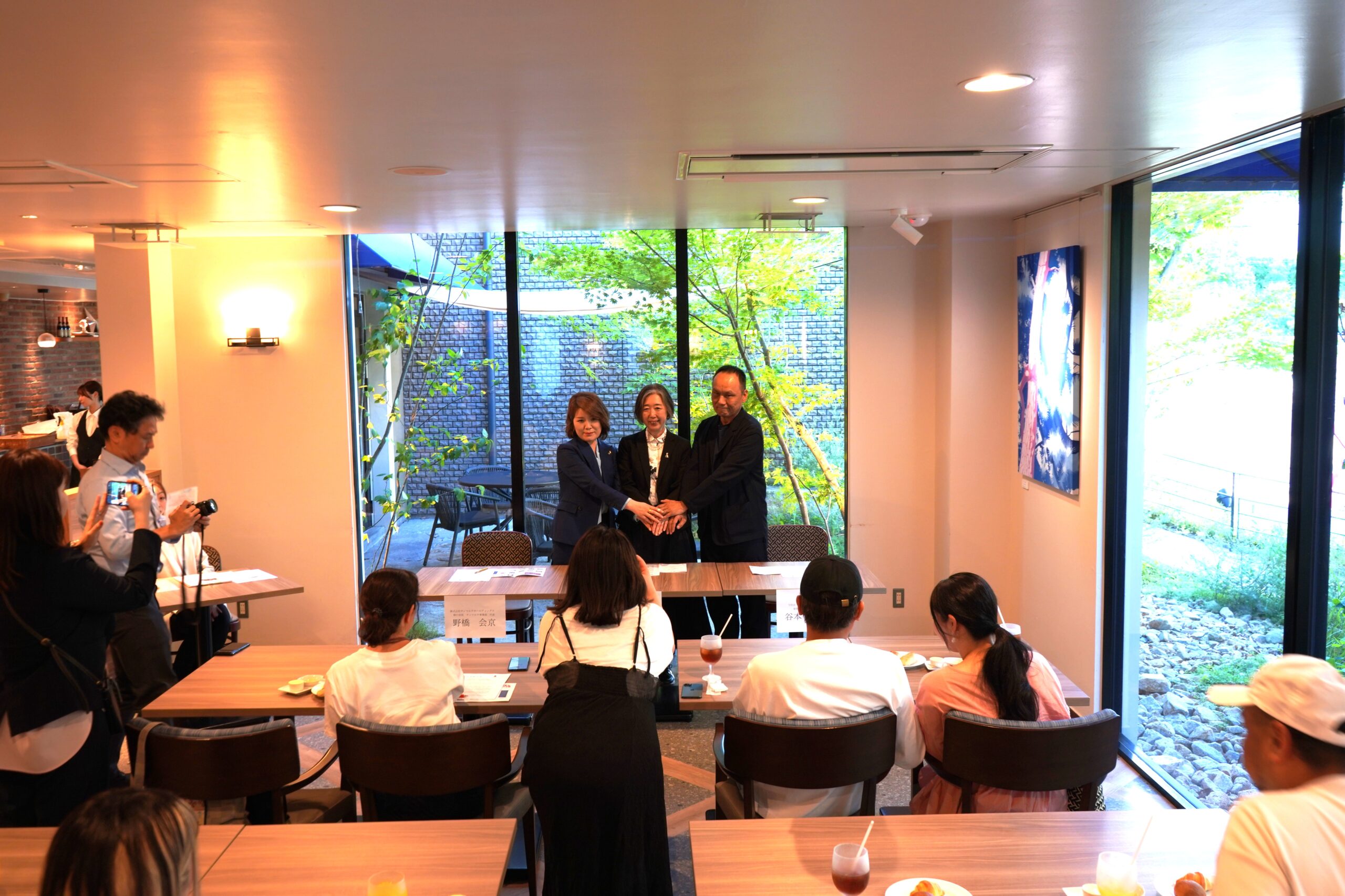 A scene from the press conference (from left: Representative Nobashi, Dean Imafuku, Professor Tanimoto)